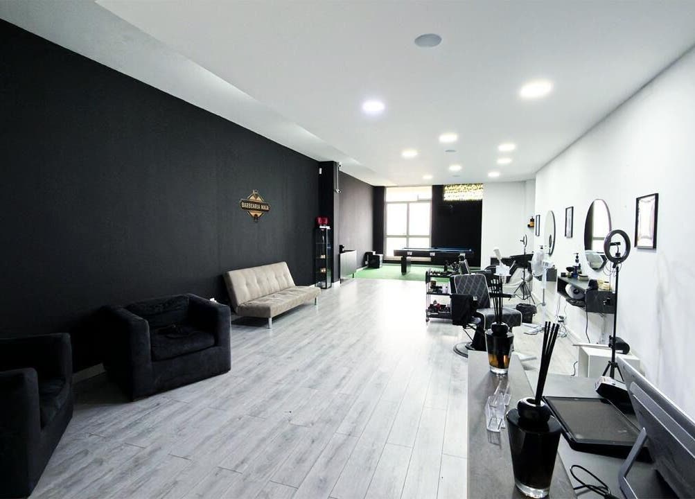 Espaço interior moderno da Barbearia Maia em Braga, Braga, PT, com decoração elegante e equipamentos profissionais.