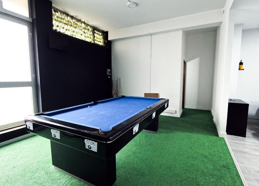 Mesa de bilhar na Barbearia Maia, Braga, Braga, PT, oferecendo um espaço acolhedor e descontraído.