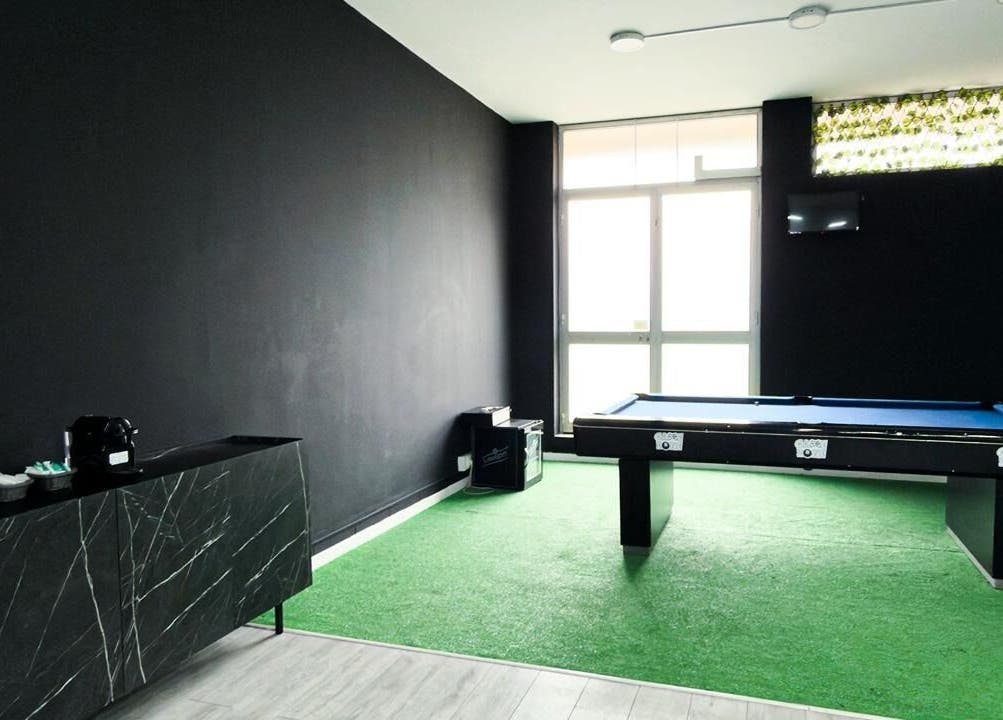 Espaço de lazer com mesa de bilhar em Barbearia Maia, Braga, Braga, PT.