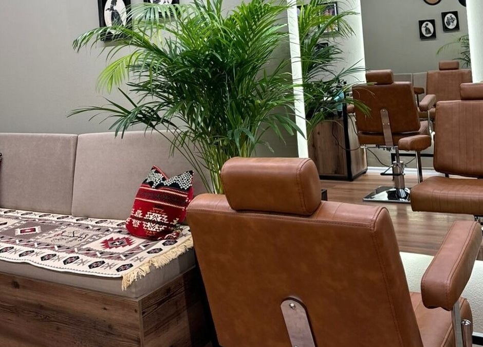 Oda Barber Shop in Tiranë, Qarku I Tiranës, AL showcases warm seating and stylish interior decor.