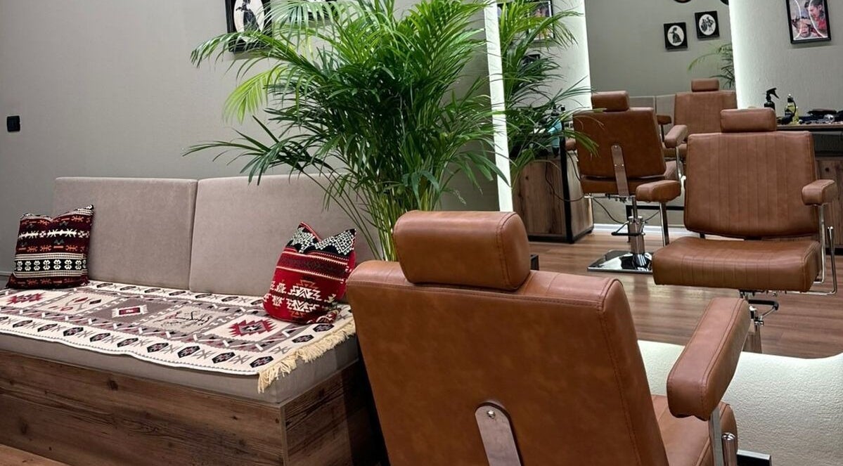 Oda Barber Shop in Tiranë, Qarku I Tiranës, AL showcases warm seating and stylish interior decor.