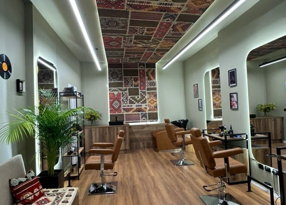 Modern interior of Oda Barber Shop in Tiranë, Qarku I Tiranës, AL with chic decor and barber chairs.