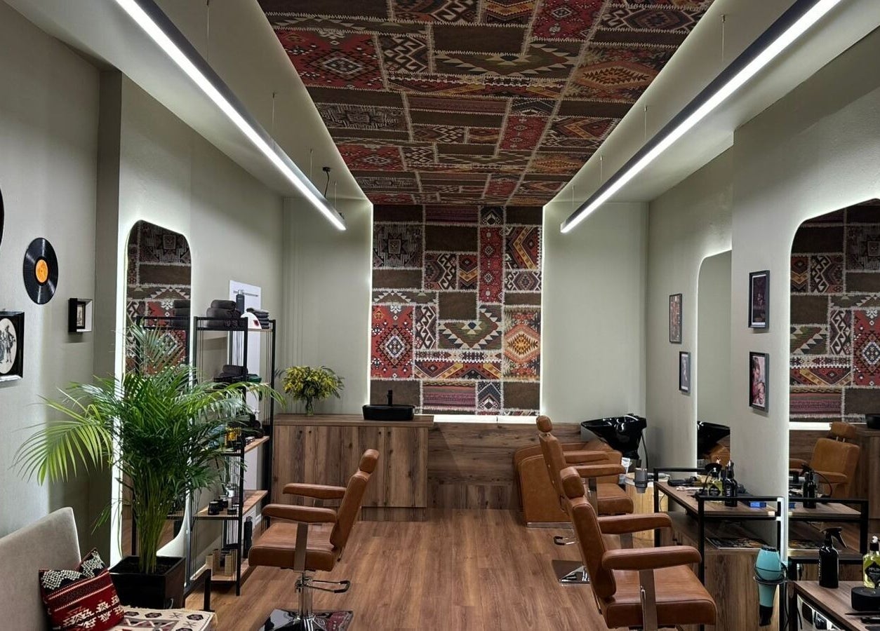 Modern interior of Oda Barber Shop in Tiranë, Qarku I Tiranës, AL with elegant decor and barber chairs.