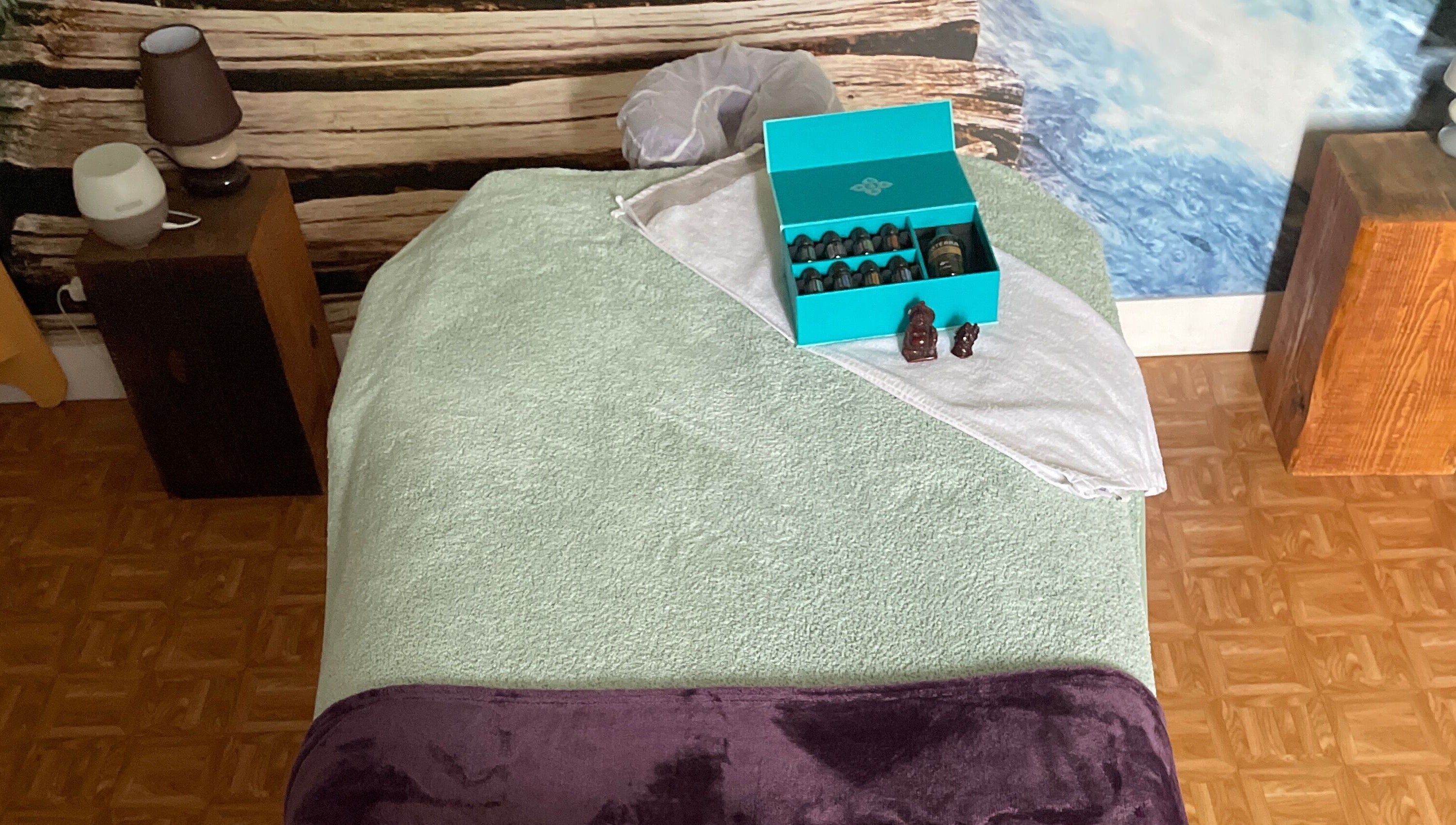 Table de massage zen à SOL O YO, Notre-dame-d'oé, Centre-val De Loire, FR, avec huiles essentielles élégantes.