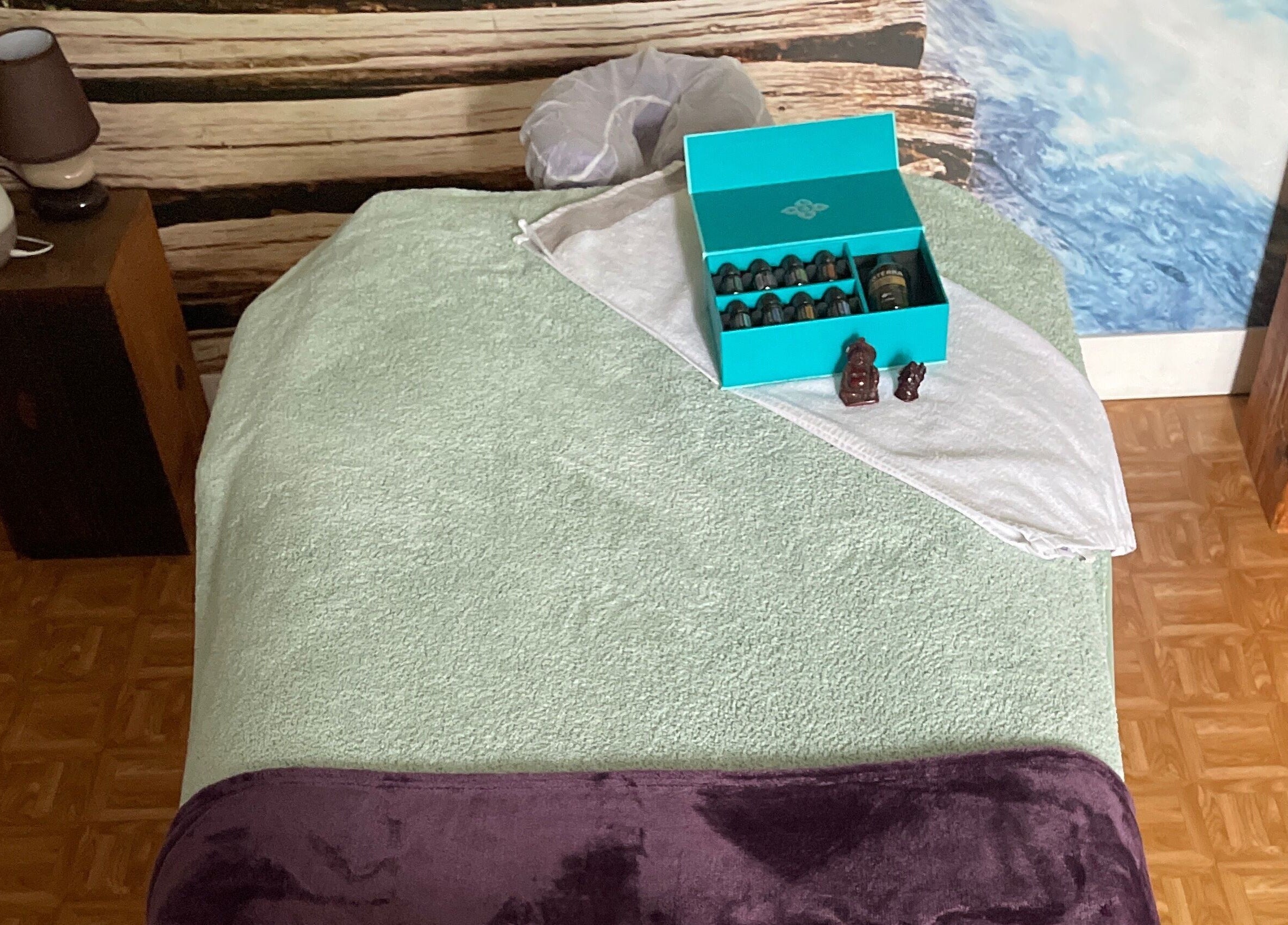 Table de massage zen à SOL O YO, Notre-dame-d'oé, Centre-val De Loire, FR, avec huiles essentielles élégantes.