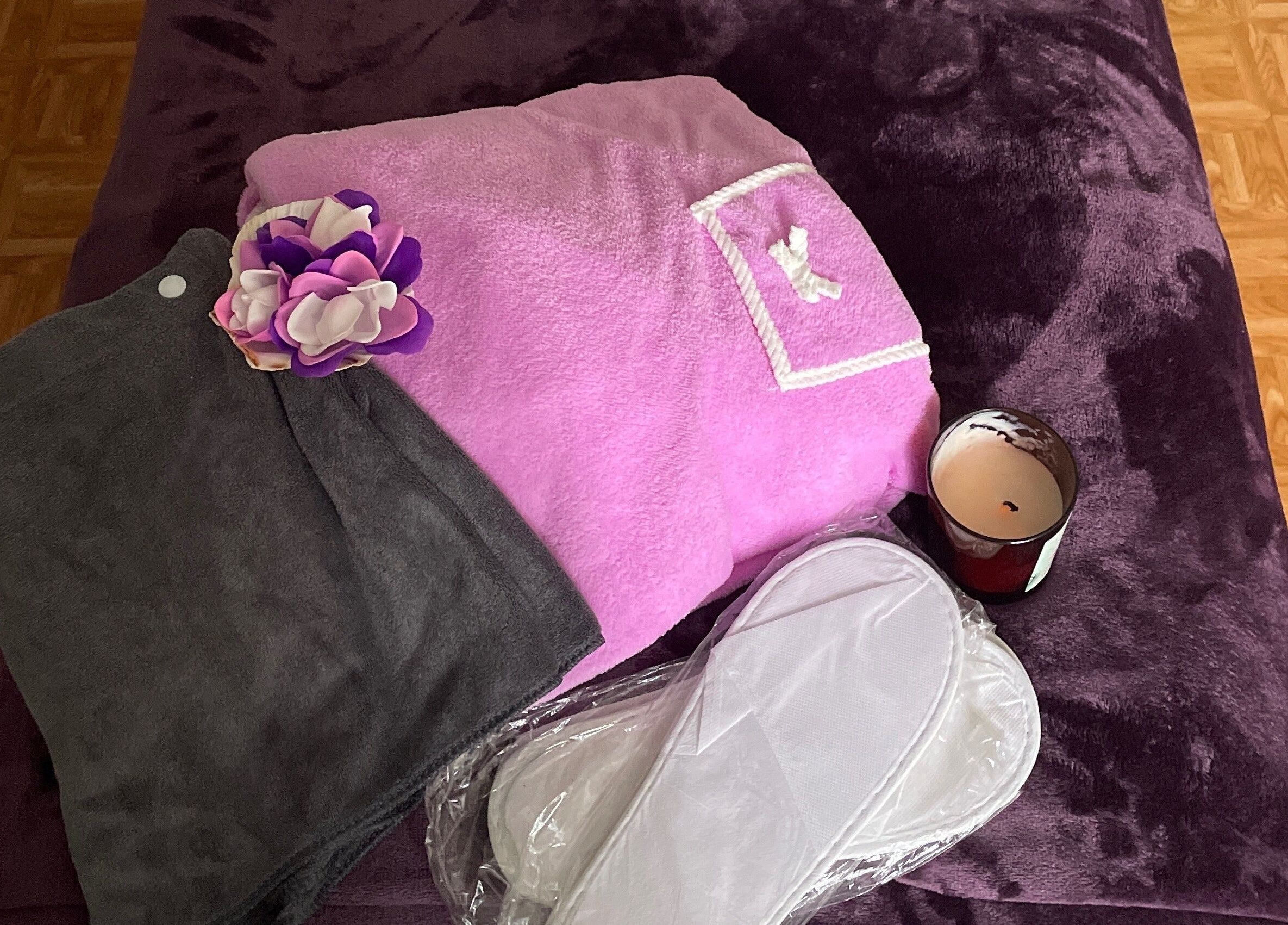 Article de confort chez SOL O YO, Notre-dame-d'oé, Centre-val De Loire : serviette, bougie et chaussons relaxants.