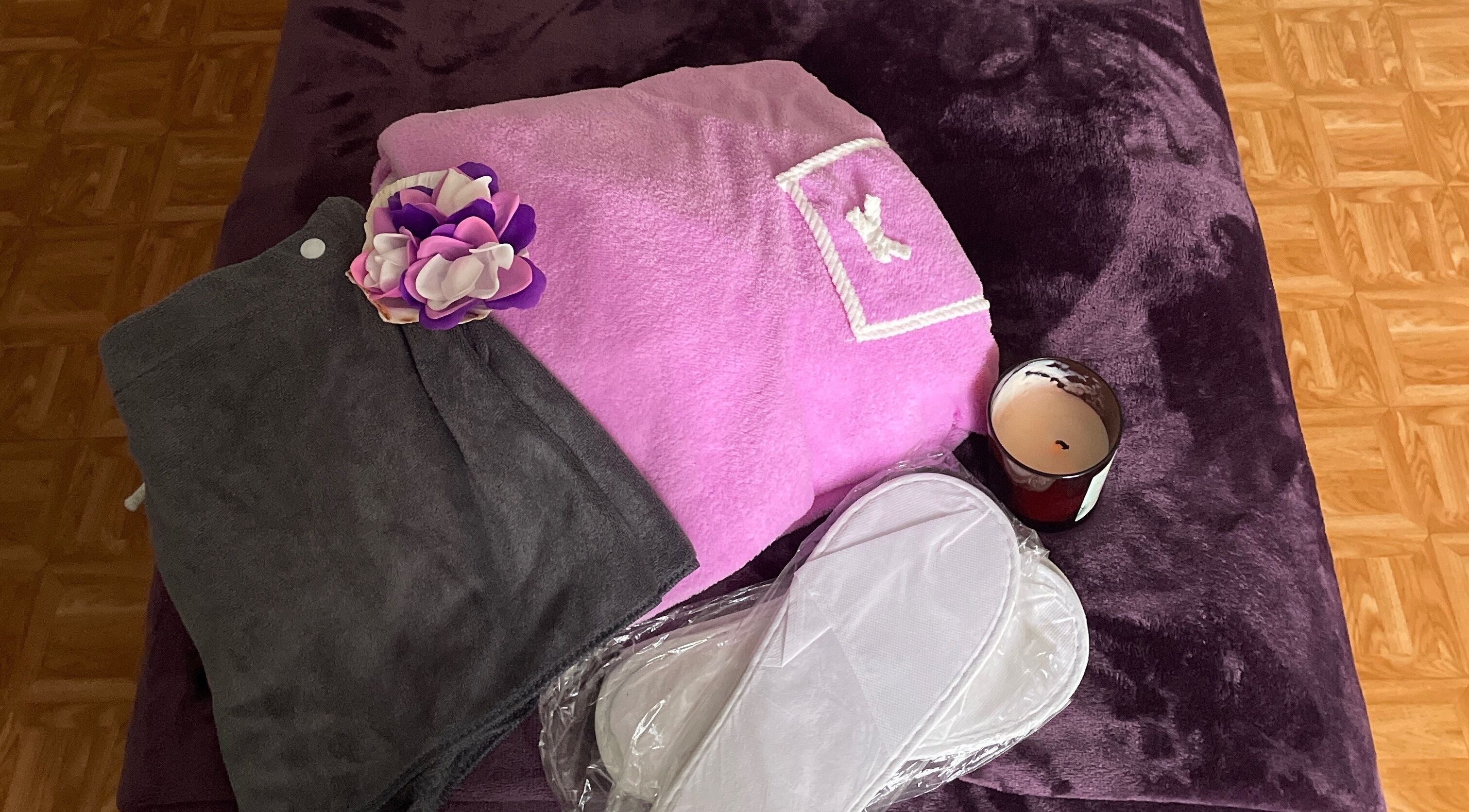 Article de confort chez SOL O YO, Notre-dame-d'oé, Centre-val De Loire : serviette, bougie et chaussons relaxants.