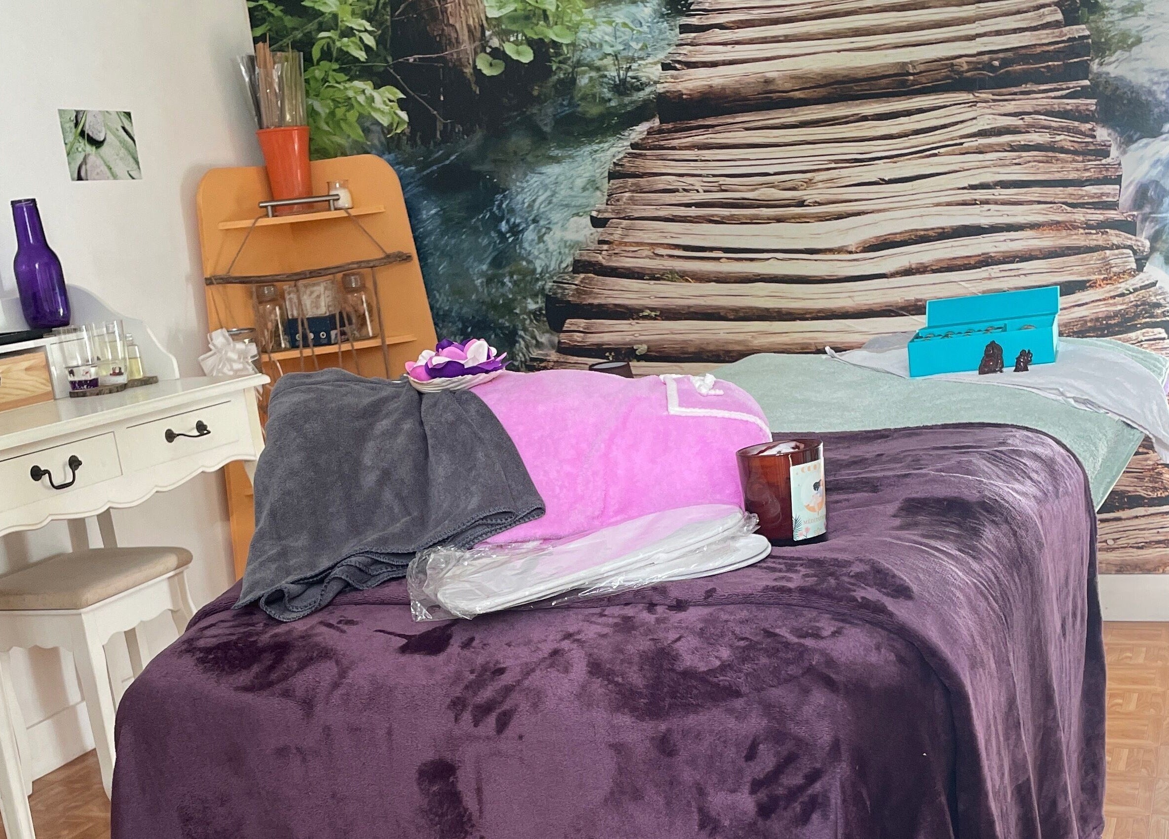 Salle de massage relaxante chez SOL O YO à Notre-dame-d'oé, Centre-val De Loire, FR. Décor paisible et apaisant.