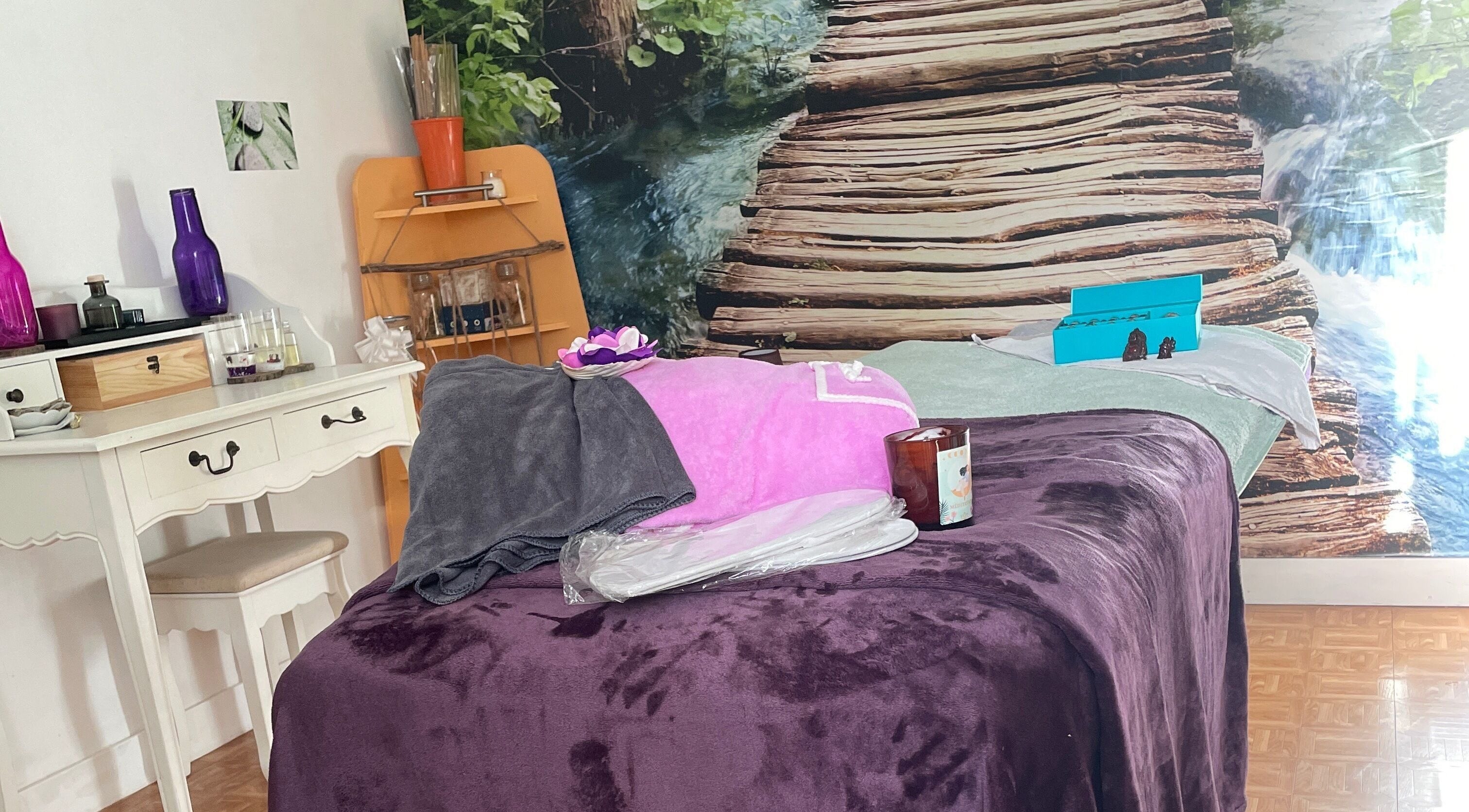 Salle de massage relaxante chez SOL O YO à Notre-dame-d'oé, Centre-val De Loire, FR. Décor paisible et apaisant.