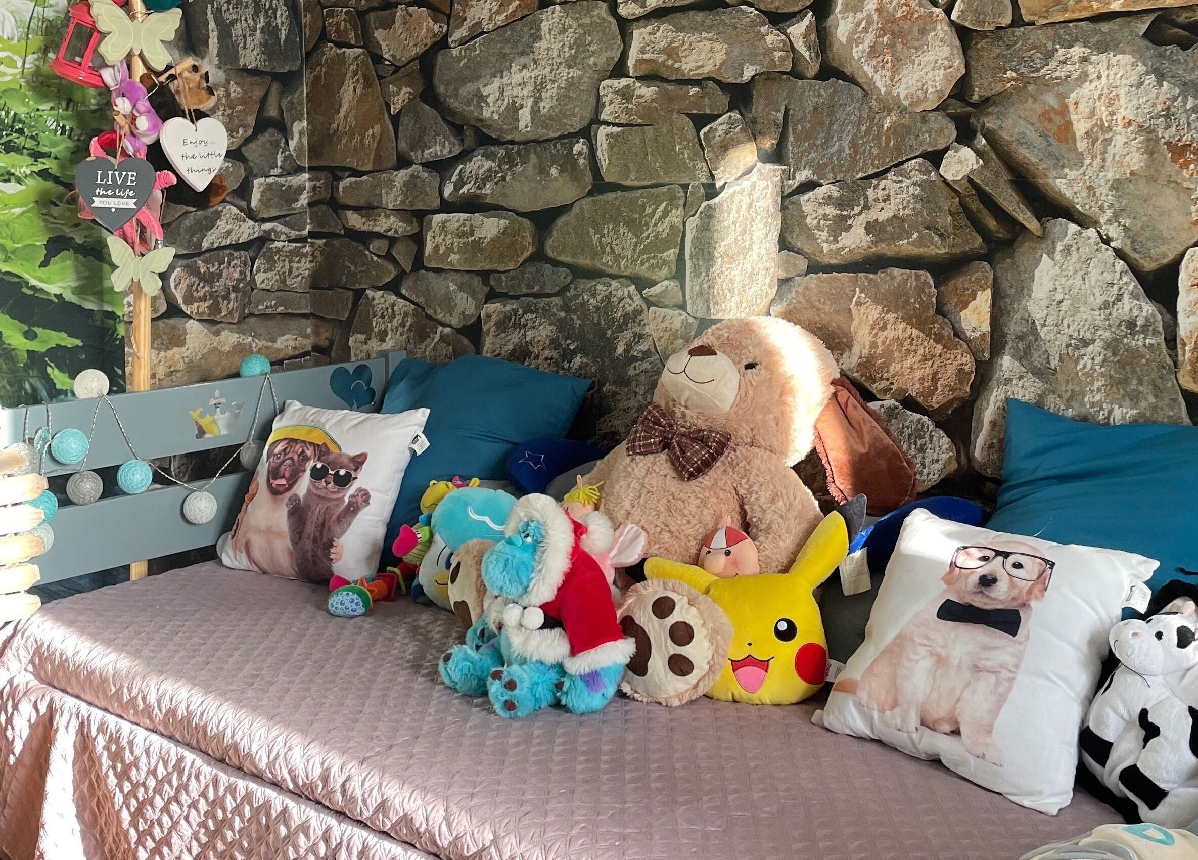 Chambre cosy avec peluches chez SOL O YO, Notre-dame-d'oé, Centre-val De Loire, FR. Décor mural pierre apaisant.
