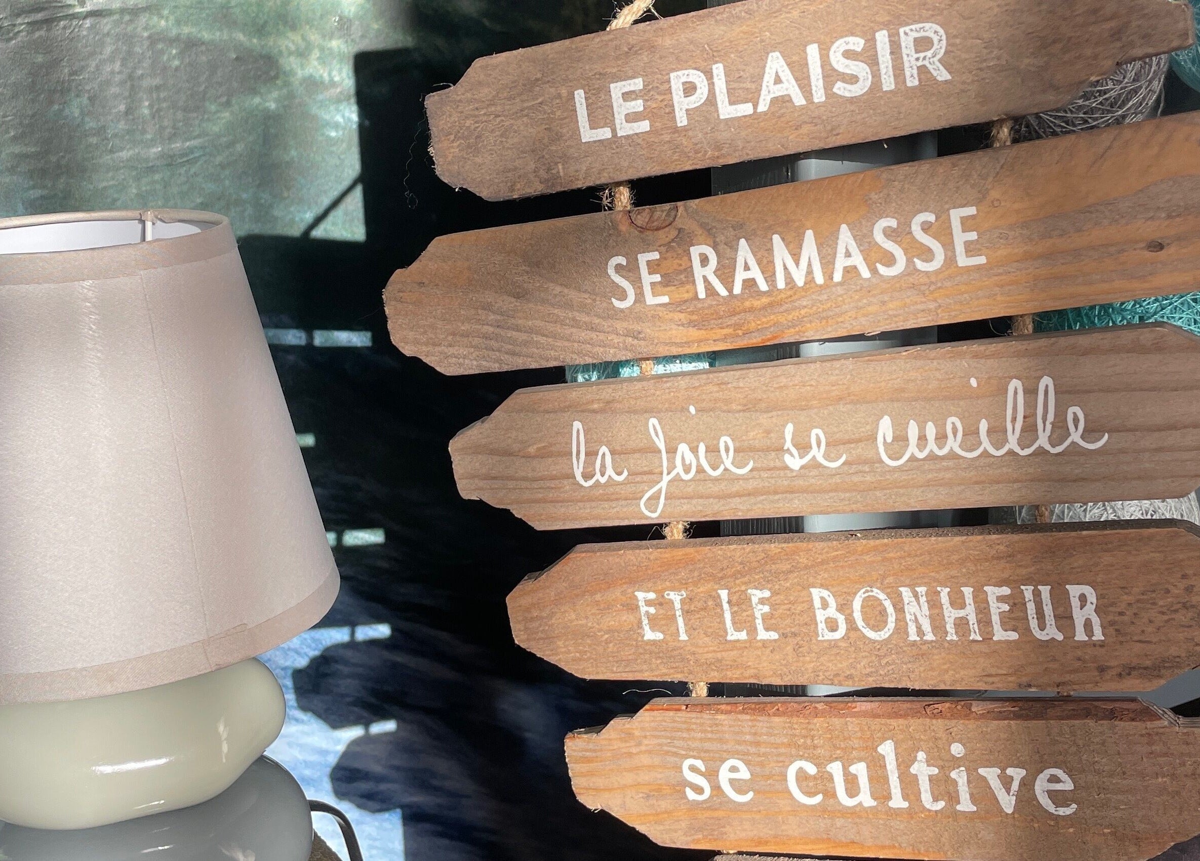 Lumière douce et panneau inspirant à SOL O YO, Notre-dame-d'oé, Centre-val De Loire, FR.