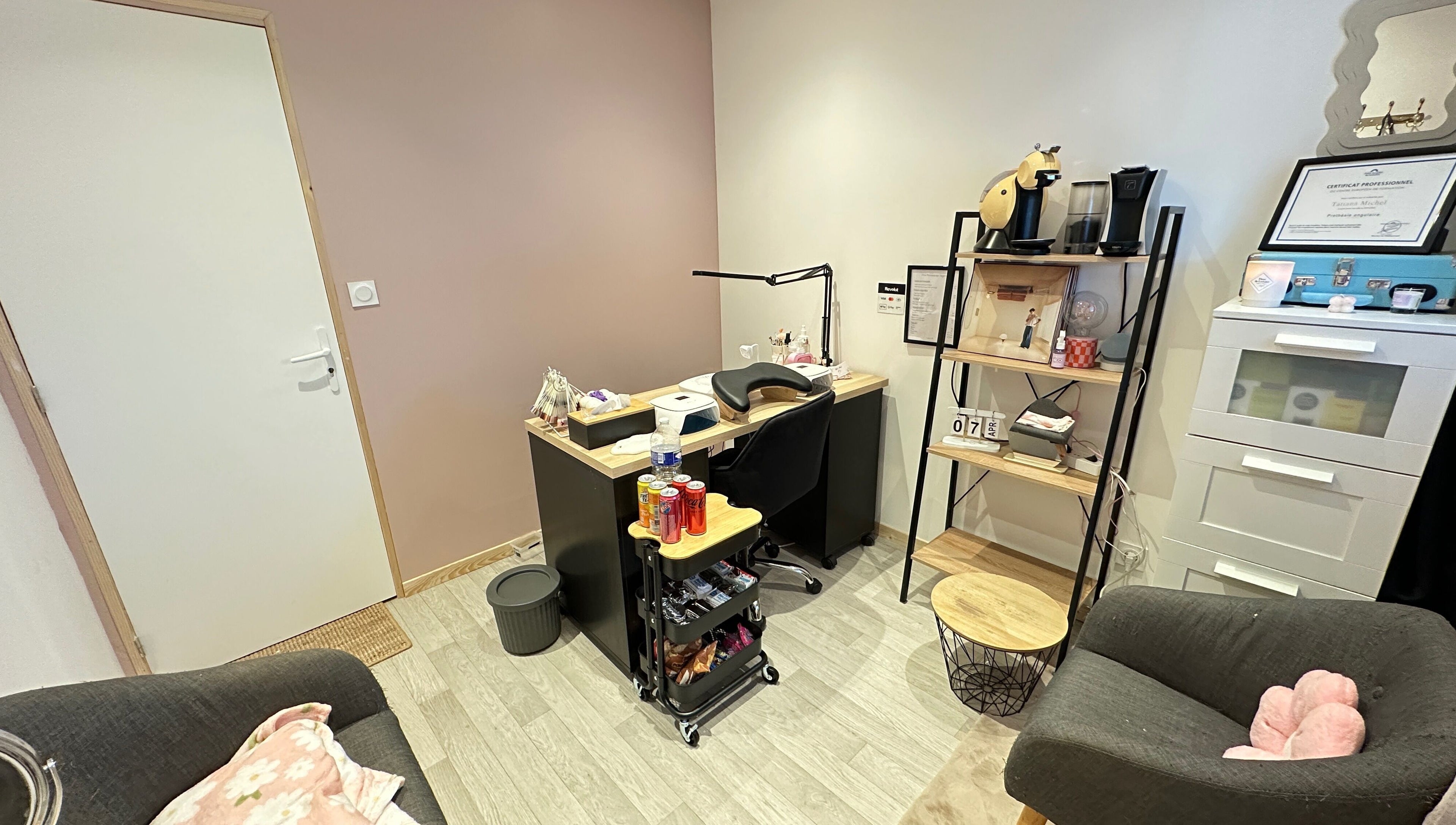 Intérieur moderne de Tati’s Nail à Guilliers, Bretagne, FR, avec bureau de manucure élégant.