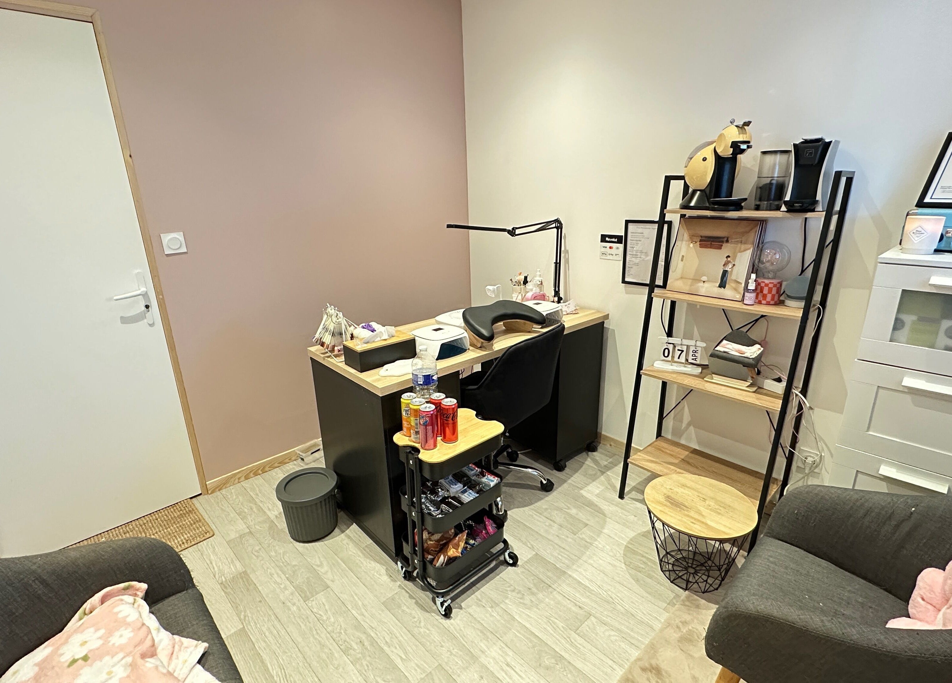 Intérieur moderne de Tati’s Nail à Guilliers, Bretagne, FR, avec bureau de manucure élégant.