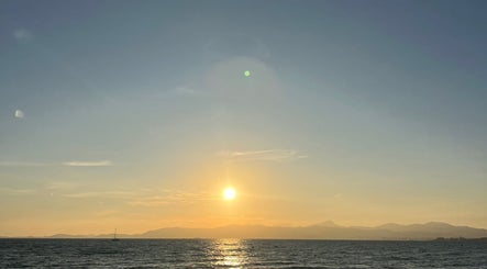 Paisagem de pôr do sol tranquilo no mar, lembrando os momentos relaxantes em Mirian Reboucas, Darmstadt, Hessen, DE.