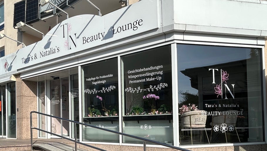 Außenansicht von Tara's und Natalia's Beauty Lounge in Seelze, Niedersachsen, DE mit eleganten Schaufenstern.