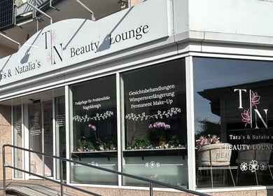 Außenansicht von Tara's und Natalia's Beauty Lounge in Seelze, Niedersachsen, DE mit eleganten Schaufenstern.