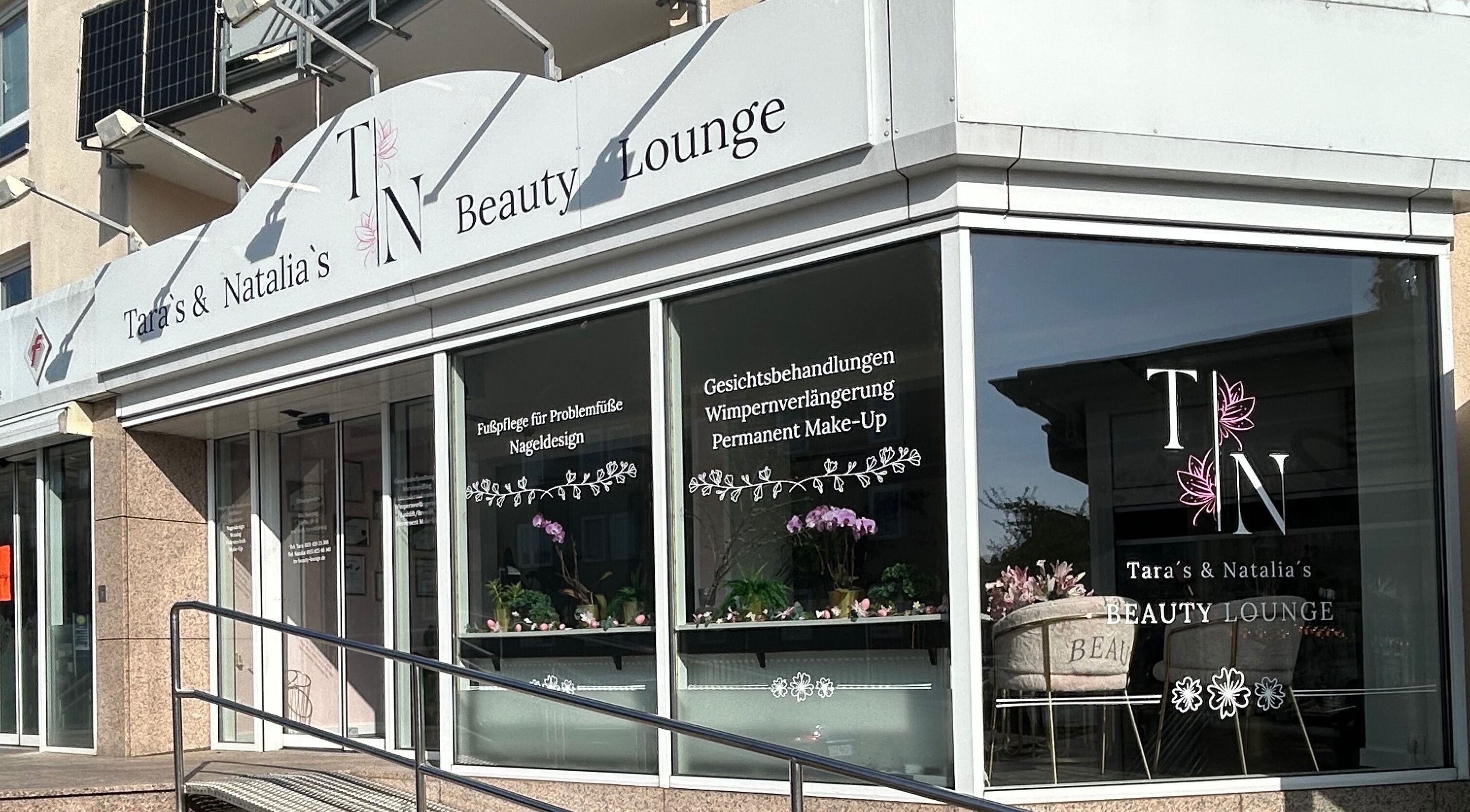 Außenansicht von Tara's und Natalia's Beauty Lounge in Seelze, Niedersachsen, DE mit eleganten Schaufenstern.