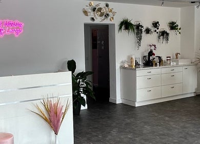 Eleganter Empfangsbereich in Tara's und Natalia's Beauty Lounge, Seelze, Niedersachsen, DE mit Pflanzen-Dekor.