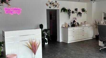 Eleganter Empfangsbereich in Tara's und Natalia's Beauty Lounge, Seelze, Niedersachsen, DE mit Pflanzen-Dekor.