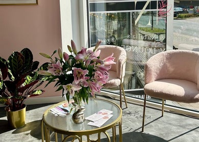 Helles Lounge-Ambiente mit rosa Sesseln bei Tara's und Natalia's Beauty Lounge, Seelze, Niedersachsen, DE.