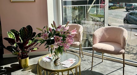 Helles Lounge-Ambiente mit rosa Sesseln bei Tara's und Natalia's Beauty Lounge, Seelze, Niedersachsen, DE.