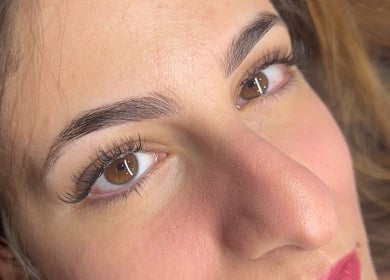Extension de cils naturelle à L'Art des Cils, Montréal, Québec, CA. Regard captivant et élégant.