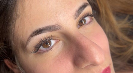 Extension de cils naturelle à L'Art des Cils, Montréal, Québec, CA. Regard captivant et élégant.