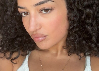 Visage radieux d'une cliente après soin chez L'Art des Cils, Montréal, Québec, CA.