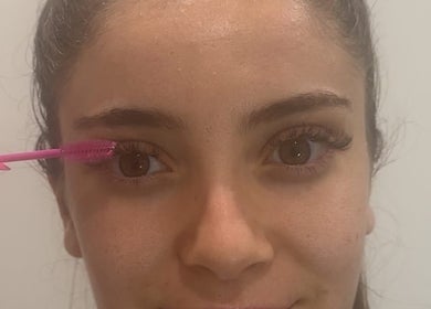 Application de mascara chez L'Art des Cils, Montréal, Québec, CA, pour des cils parfaits.
