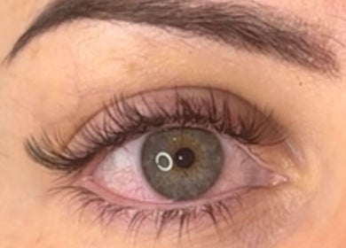 Extension de cils à L'Art des Cils, Montréal, Québec, CA. Zoom sur un œil avec cils longs.