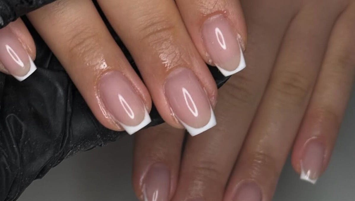 Snygga franska naglar på Naglarbyrc, Norsborg, Stockholms Län, SE, perfekta för stilmedvetna.