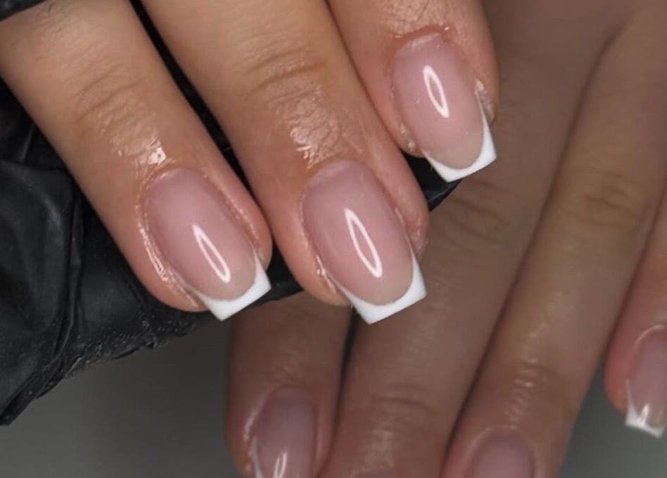 Snygga franska naglar på Naglarbyrc, Norsborg, Stockholms Län, SE, perfekta för stilmedvetna.
