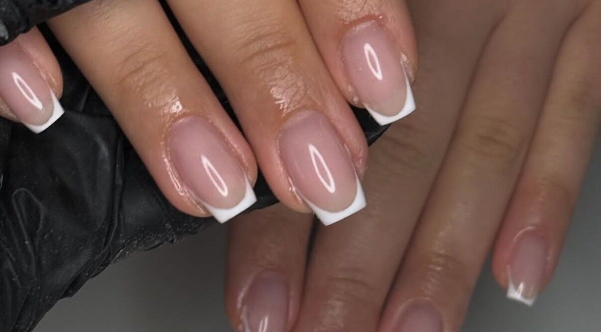 Snygga franska naglar på Naglarbyrc, Norsborg, Stockholms Län, SE, perfekta för stilmedvetna.