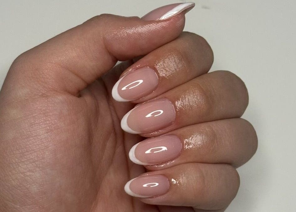 Välmanikyrerade franska naglar på Naglarbyrc i Norsborg, Stockholms Län, SE.