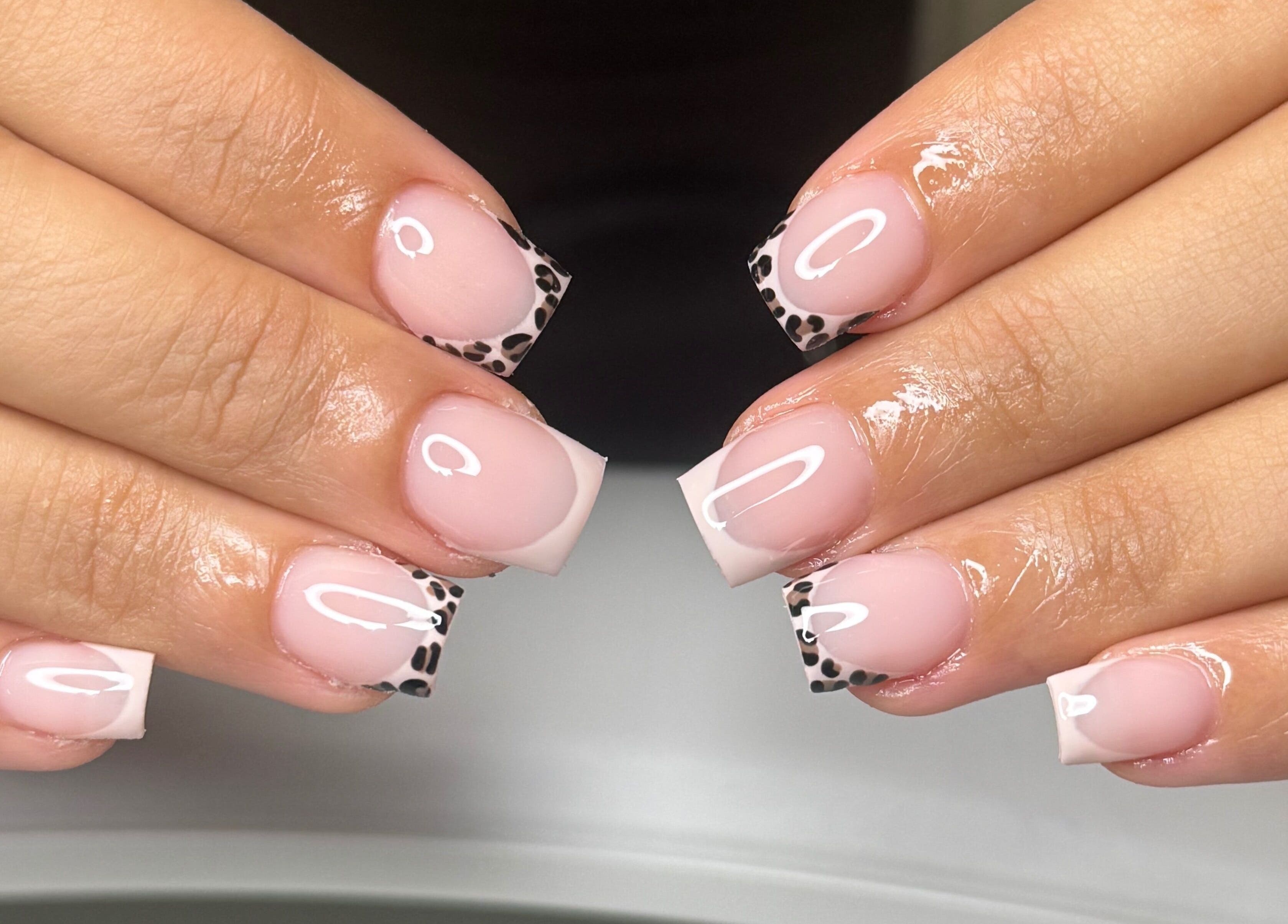 Naglar med djurmönster och fransk manikyr på Naglarbyrc, Norsborg, Stockholms Län, SE.