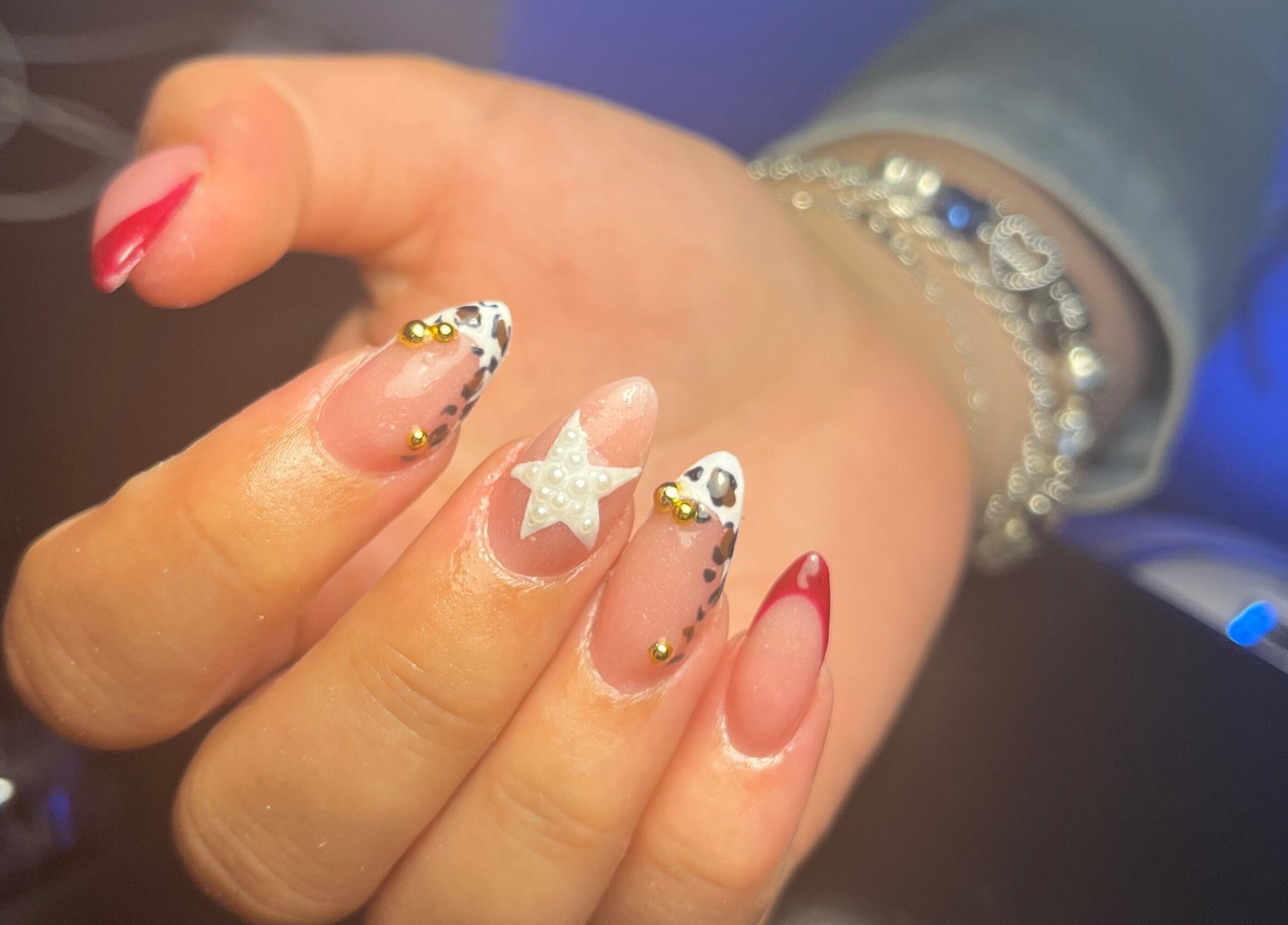 Stijlvolle nail art bij The Glosssy Studio, Ter Apel, Groningen, NL met creatieve patronen en sterrenontwerp.