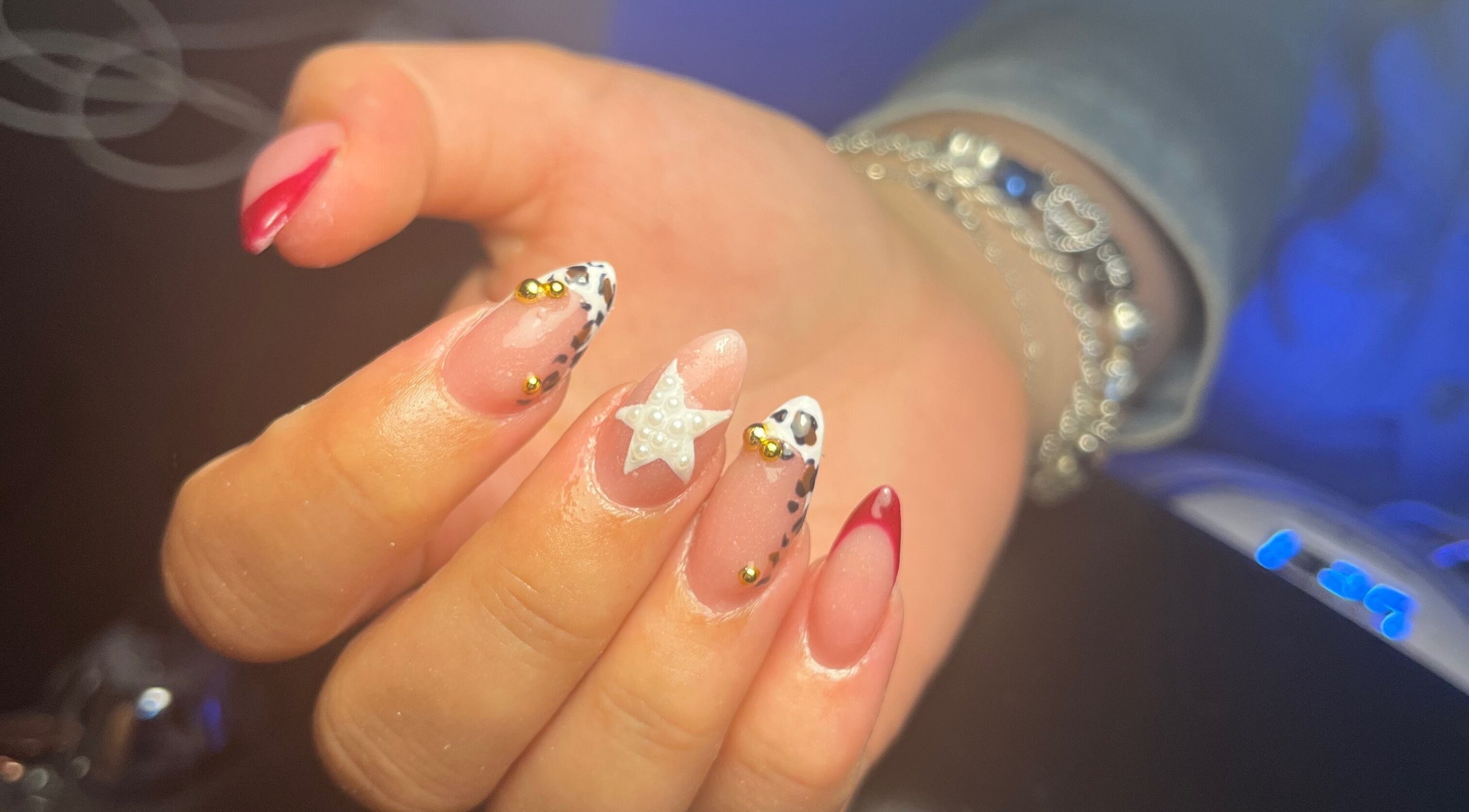Stijlvolle nail art bij The Glosssy Studio, Ter Apel, Groningen, NL met creatieve patronen en sterrenontwerp.
