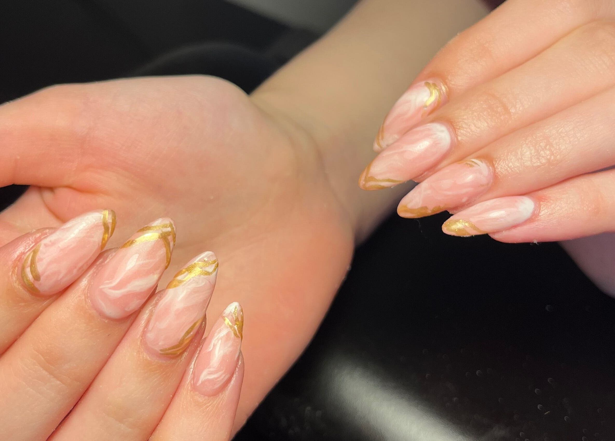 Elegante nagels met gouden accenten bij The Glosssy Studio, Ter Apel, Groningen, NL.