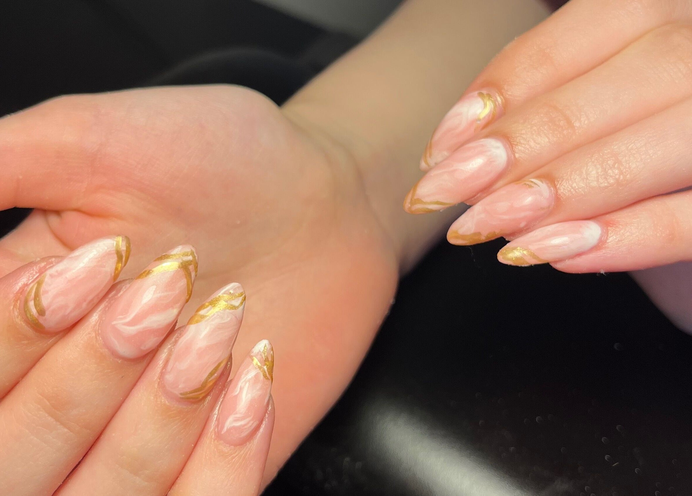 Elegante nagels met gouden accenten bij The Glosssy Studio, Ter Apel, Groningen, NL.