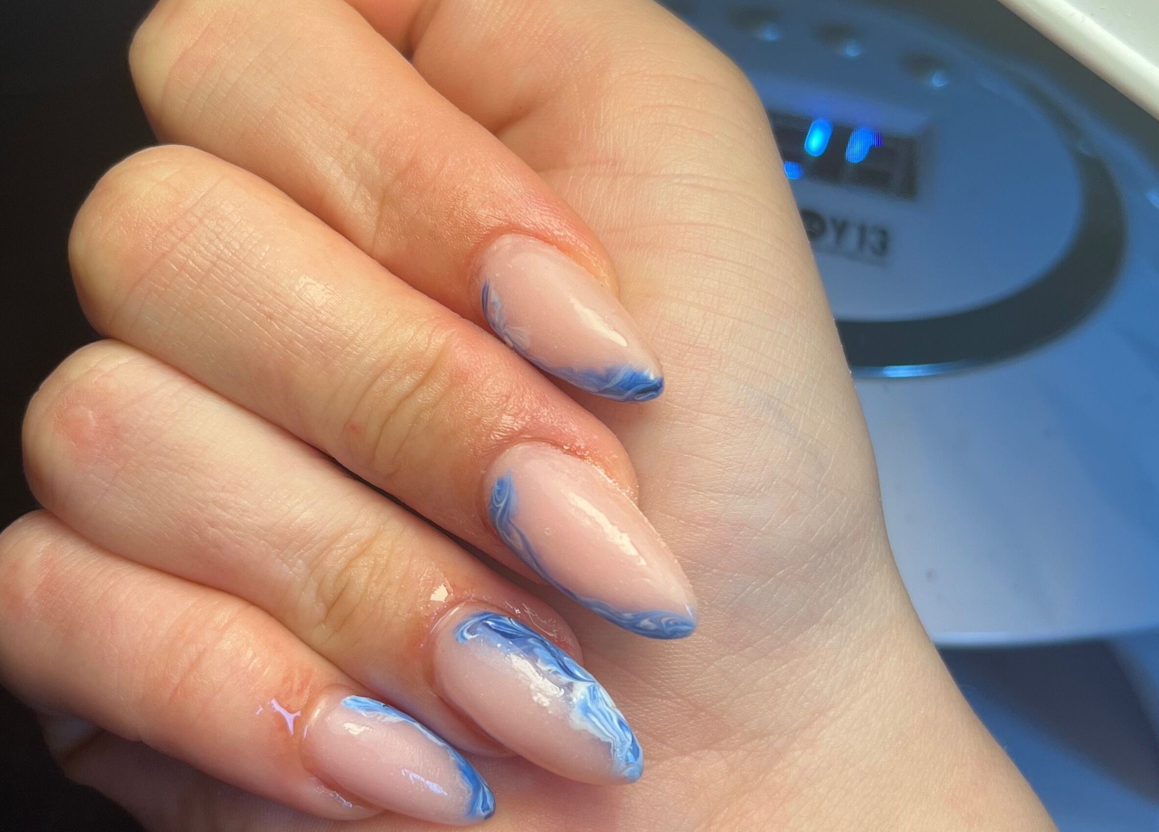 Elegante nagels met blauwe details bij The Glosssy Studio, Ter Apel, Groningen, NL.