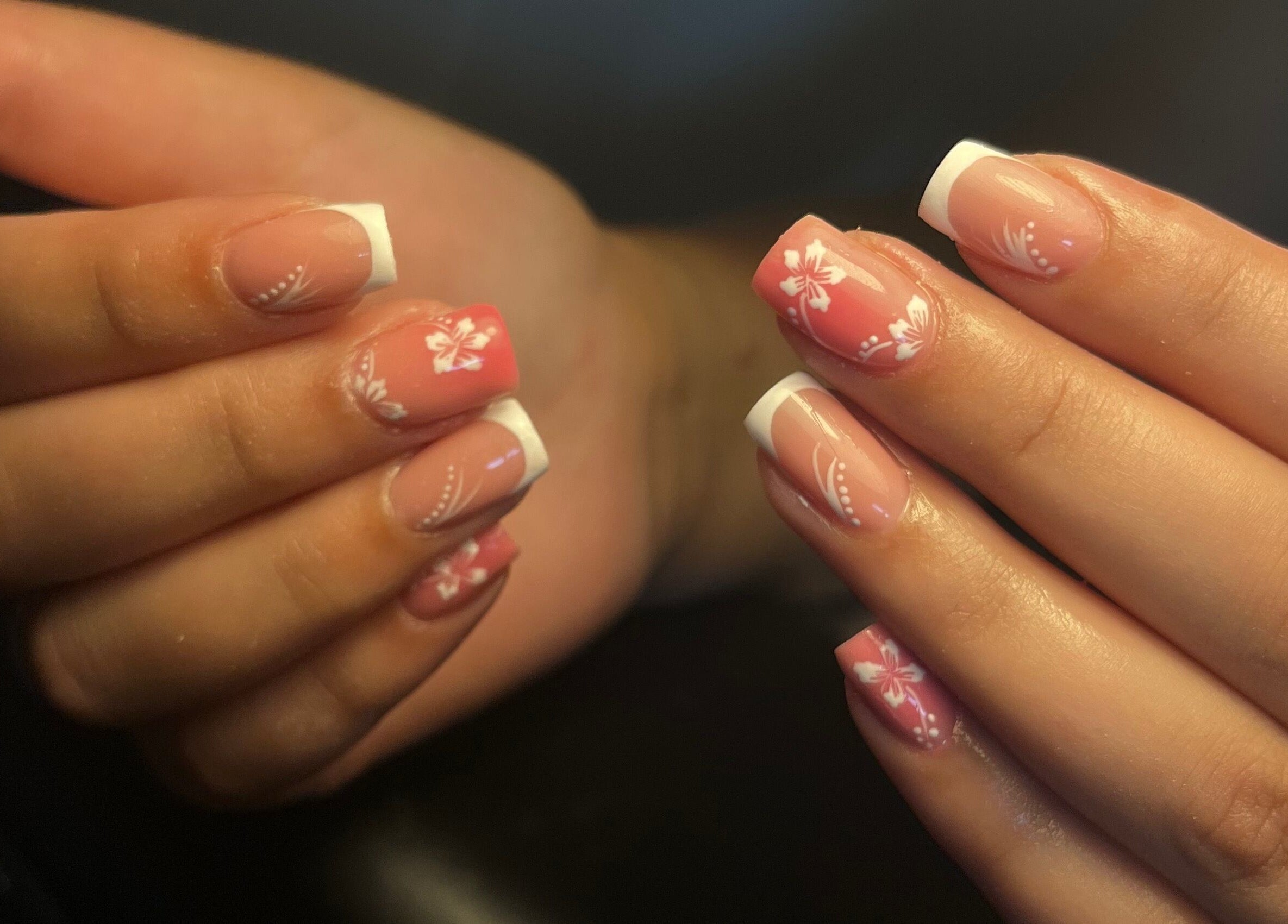 Elegant nail art bij The Glosssy Studio in Ter Apel, Groningen, NL met bloemenontwerp en Franse manicure.