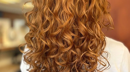 Prachtige krullende kapsel bij Iva Knipt in Winterswijk, Gelderland, NL. Perfecte stijl en kleur.