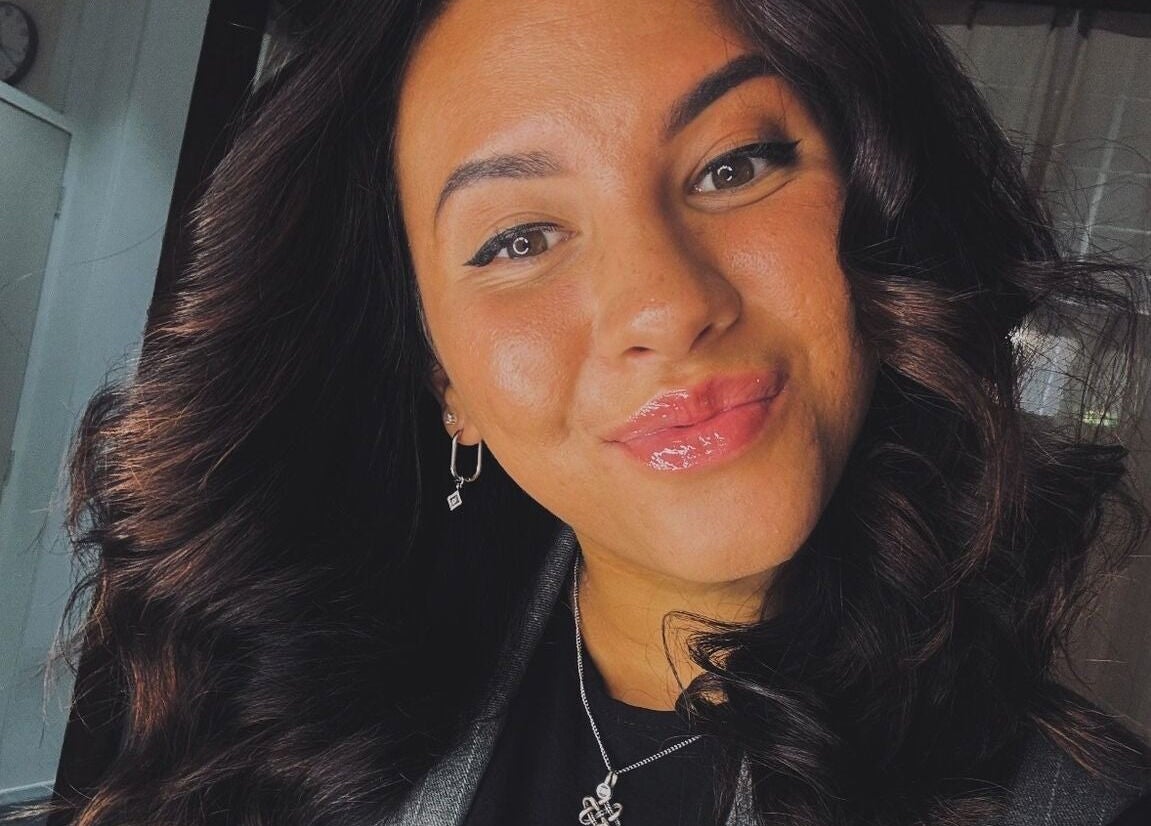 Vrouw met glimlach en glanzend haar bij Iva Knipt (bij jou thuis), Winterswijk, Gelderland, NL.