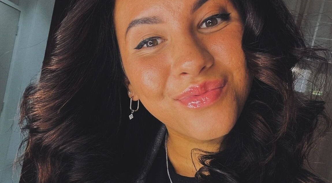 Vrouw met glimlach en glanzend haar bij Iva Knipt (bij jou thuis), Winterswijk, Gelderland, NL.