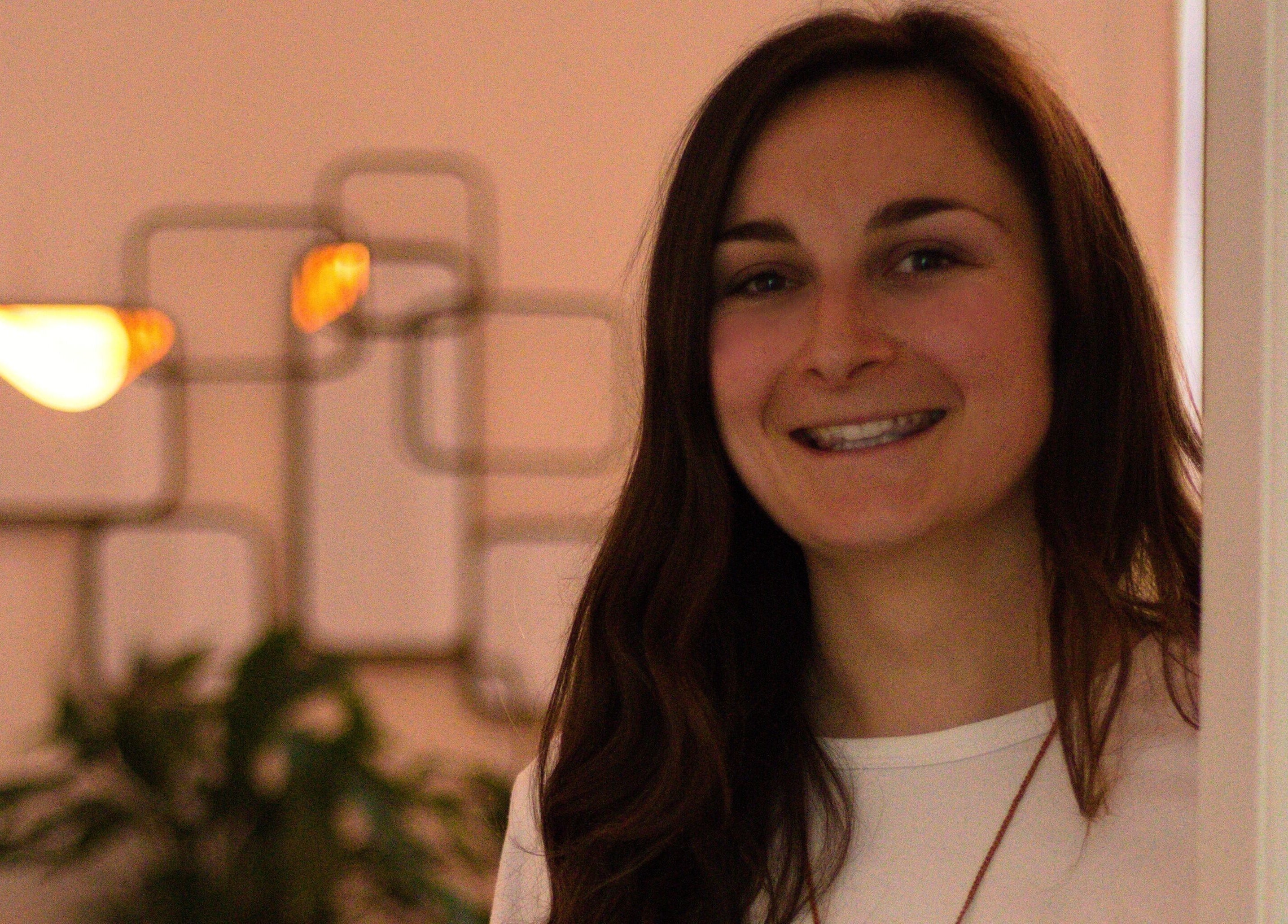 Sourire chaleureux à Samaya Massages - Les Massages Ayurvédiques De Samantha, Clermont-Ferrand, Auvergne-Rhône-Alpes, FR.