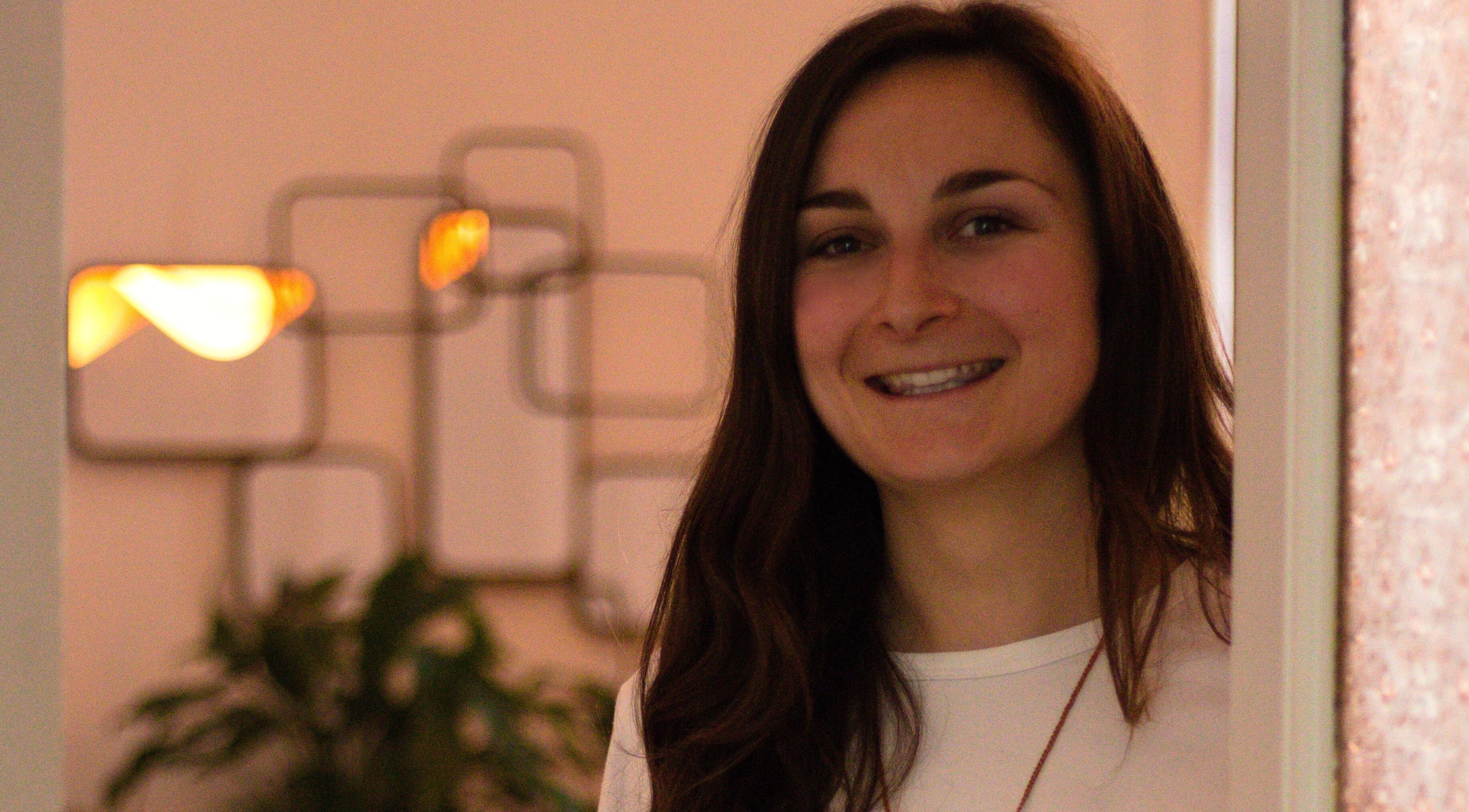 Sourire chaleureux à Samaya Massages - Les Massages Ayurvédiques De Samantha, Clermont-Ferrand, Auvergne-Rhône-Alpes, FR.