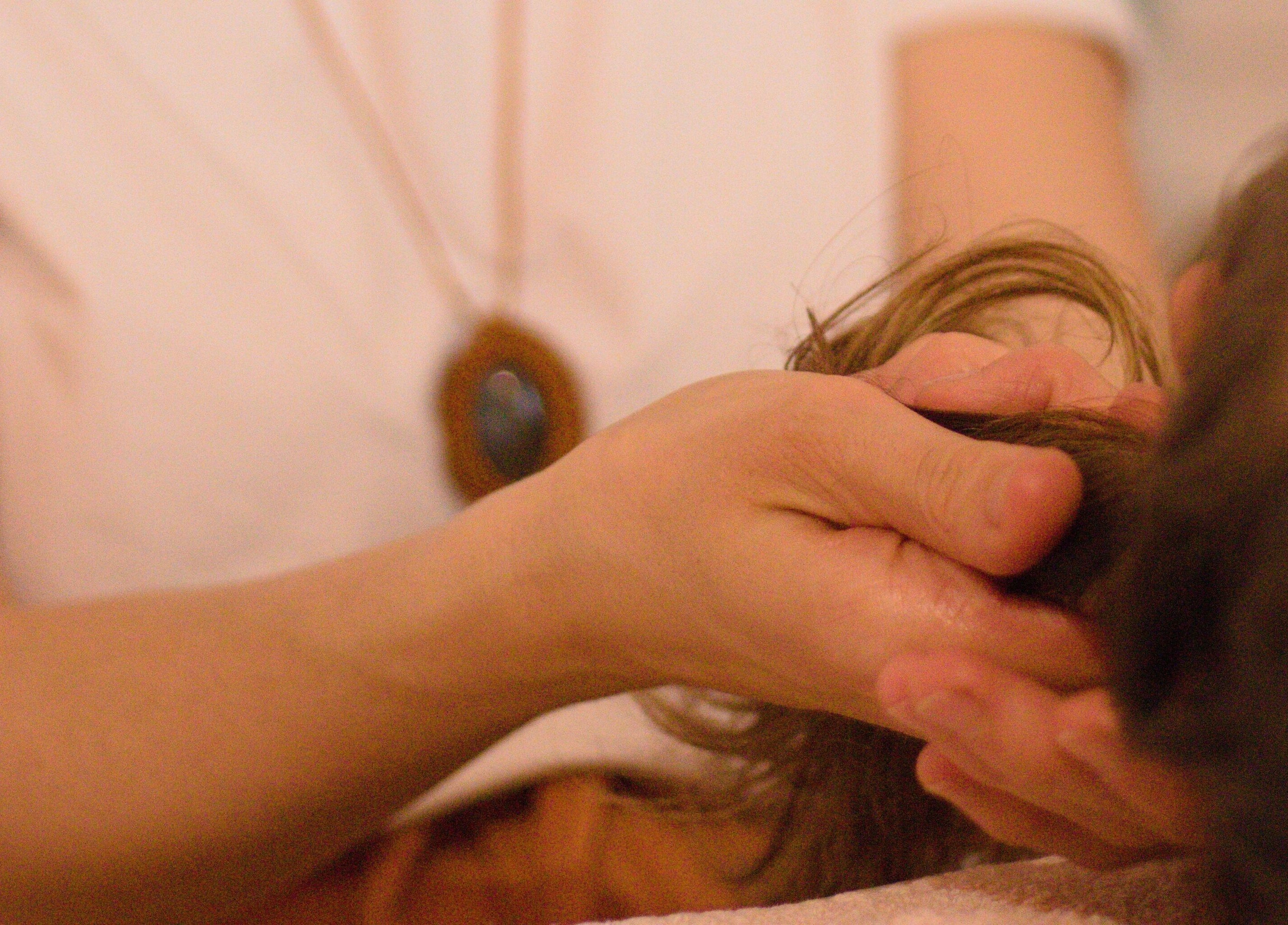 Massage ayurvédique aux mains à Samaya Massages, Clermont-Ferrand, Auvergne-Rhône-Alpes, FR.