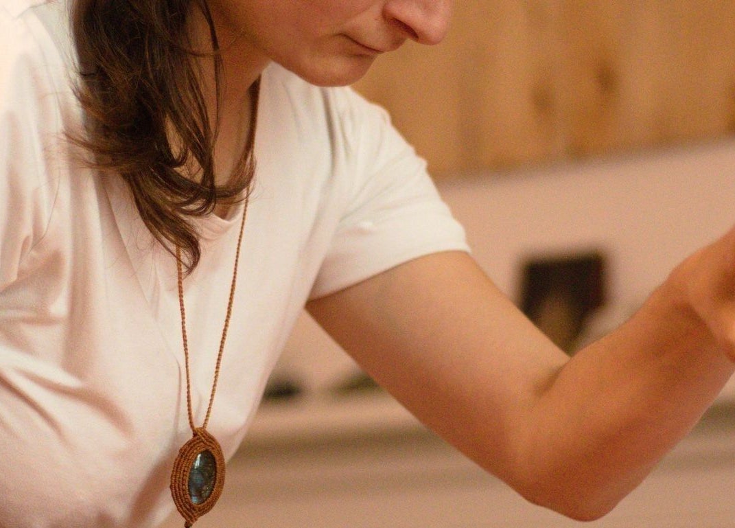 Praticienne de Samaya Massages à Clermont-Ferrand offrant un massage ayurvédique relaxant.