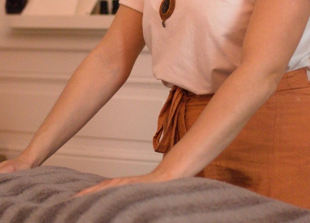 Thérapeute effectuant un massage ayurvédique chez Samaya Massages - Les Massages Ayurvédiques De Samantha, Clermont-Ferrand.