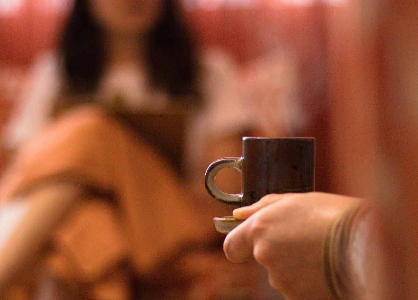 Détente avec une tasse de thé à Samaya Massages, Clermont-Ferrand, Auvergne-Rhône-Alpes, FR.